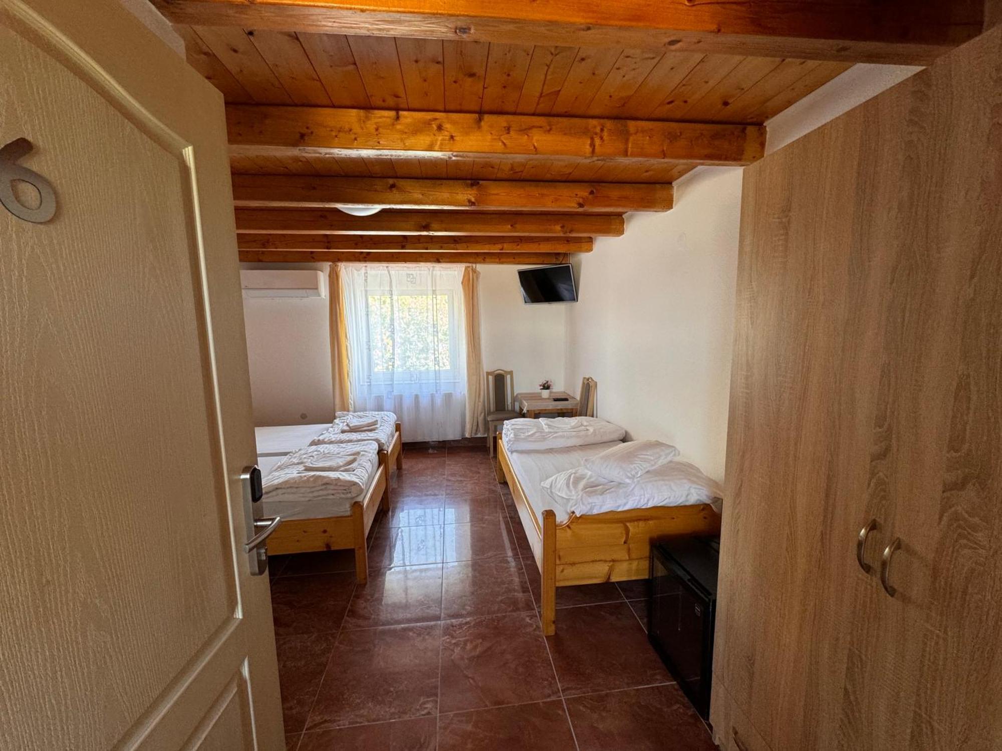 Karcag Fuerdo Panzio Bed & Breakfast エクステリア 写真