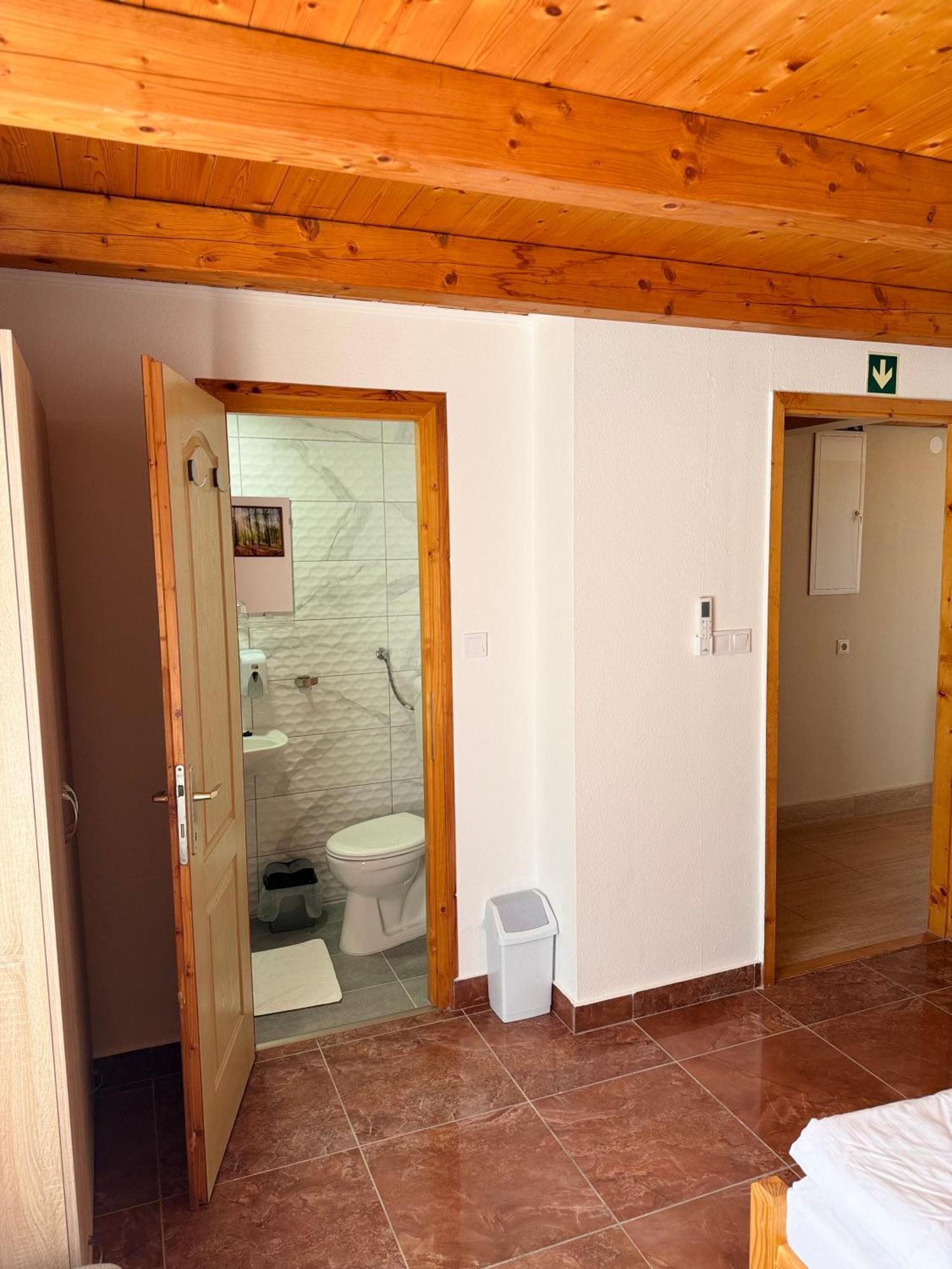 Karcag Fuerdo Panzio Bed & Breakfast エクステリア 写真