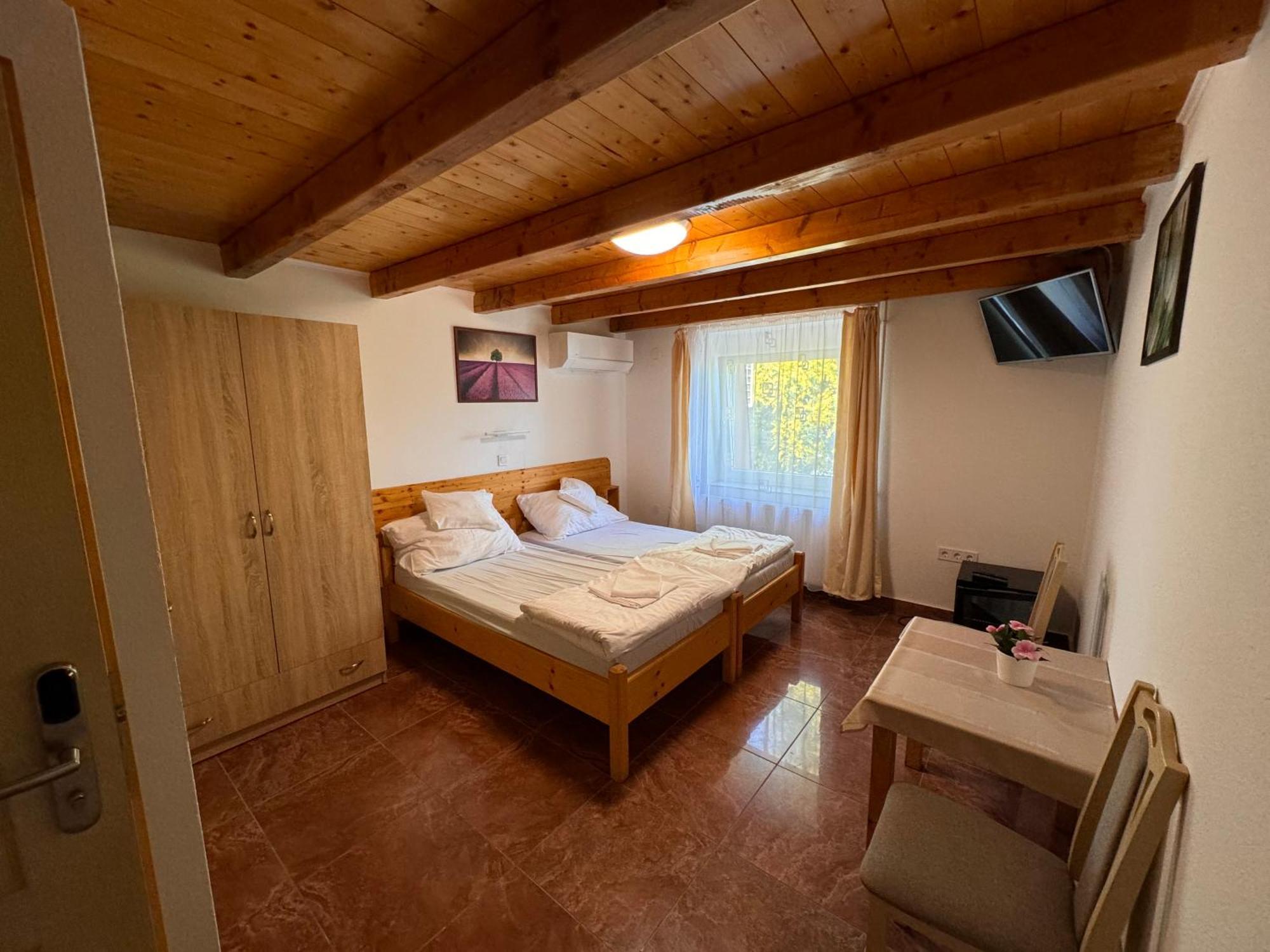 Karcag Fuerdo Panzio Bed & Breakfast エクステリア 写真